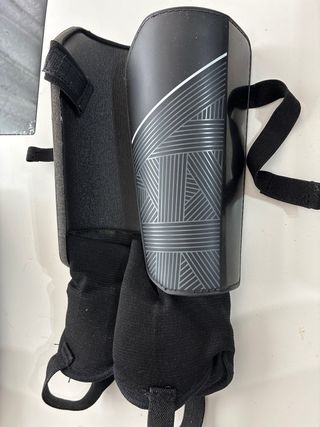 Botas fútbol T43 + Espinilleras Kipsta