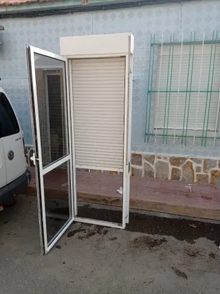 Puerta aluminio con persiana