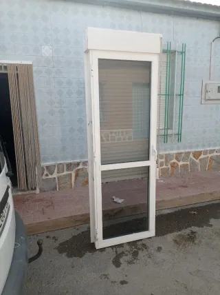 Puerta aluminio con persiana