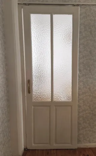 Puerta corredera madera blanca con cristal antiguo