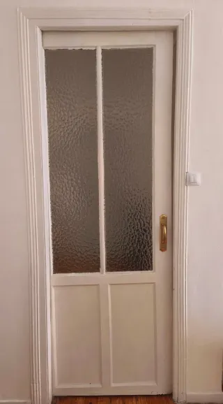 Puerta corredera madera blanca con cristal antiguo