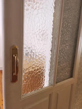 Puerta corredera madera blanca con cristal antiguo