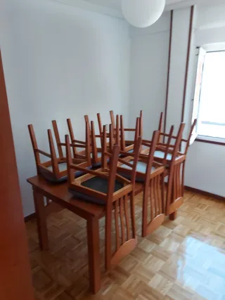 Mesa comedor extensible madera, sin las sillas. 

