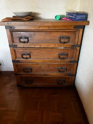 Cómoda de madera con herrajes metálicos