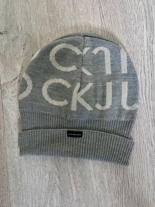 Gorro Calvin Klein con logotipo