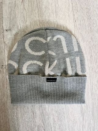Gorro Calvin Klein con logotipo