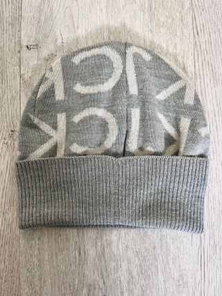 Gorro Calvin Klein con logotipo