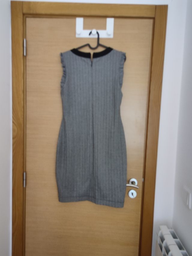 Vestido de inverno cinza e preto, marca Ferrache