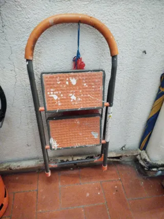 Escalera metálica 2 peldaños naranja