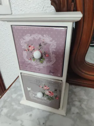 Joyero con cajones decorados