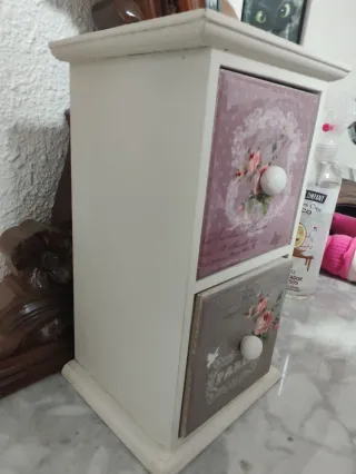 Joyero con cajones decorados
