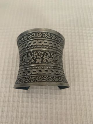 Brazalete plateado con diseño floral