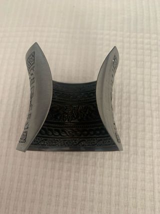 Brazalete plateado con diseño floral