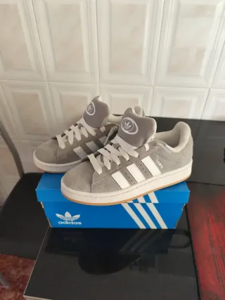 Zapatillas Adidas Campus Grises y Blancas. 