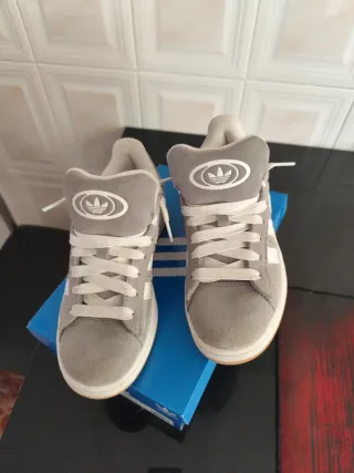 Zapatillas Adidas Campus Grises y Blancas. 