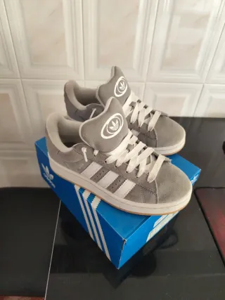 Zapatillas Adidas Campus Grises y Blancas. 