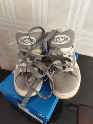 Zapatillas Adidas Campus Grises y Blancas. 