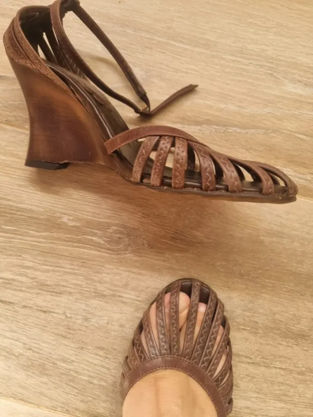 Sandalias de cuña marrones para mujer