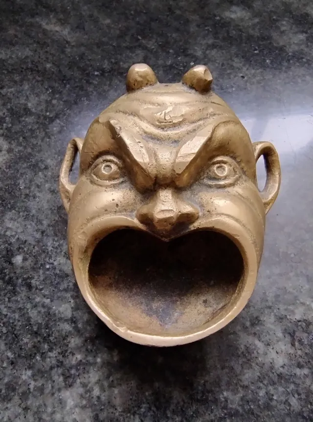 Inquietante cenicero o pisapapeles de bronce