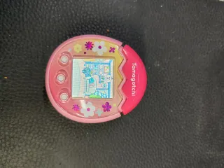 Tamagotchi Rosa Huevo Flores