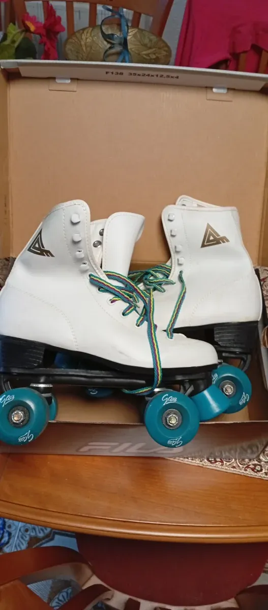 pattini bianchi a 4 ruote