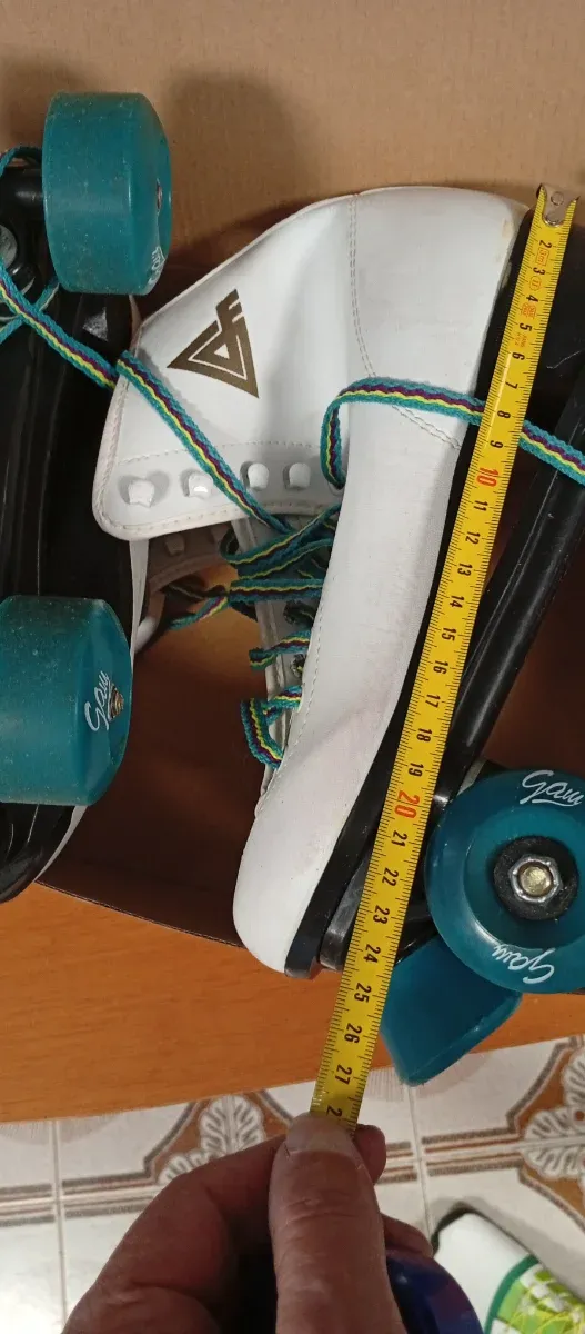 pattini bianchi a 4 ruote