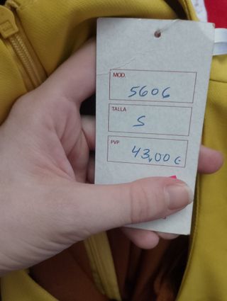 Vestido marrón y rosa con escote V