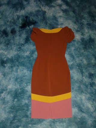 Vestido marrón y rosa con escote V