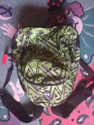 Mochila verde y negra con estampado