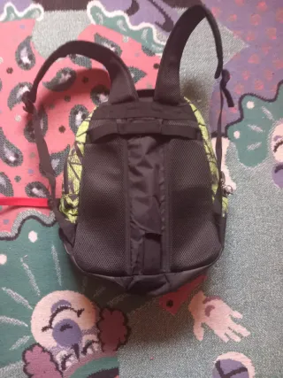 Mochila verde y negra con estampado