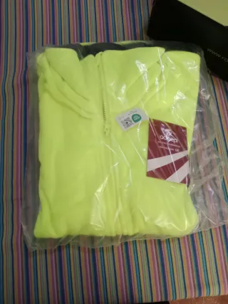 Forro polar amarillo talla M sin estrenar