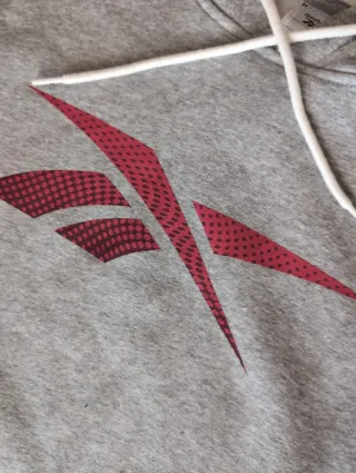 Sudadera Reebok Gris con Logo Rojo