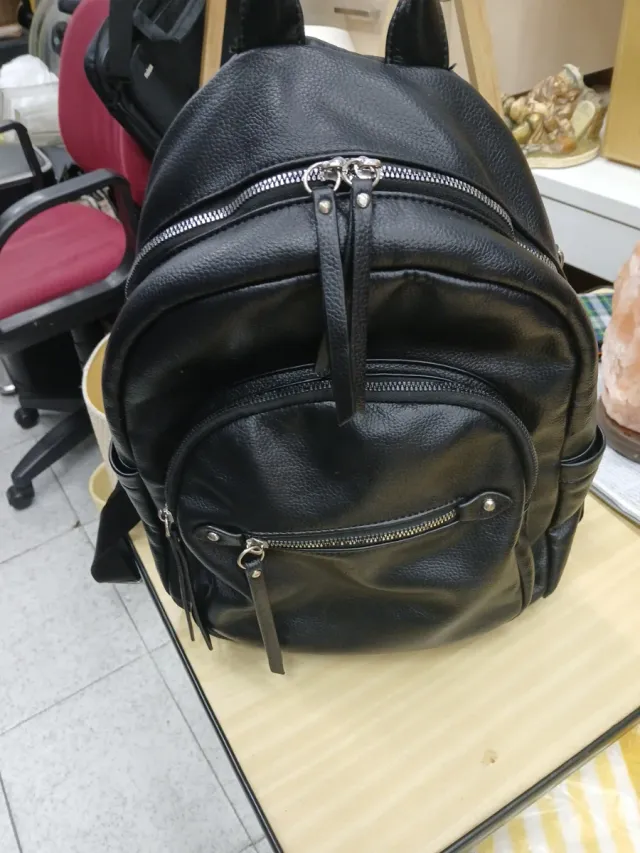 Mochila negra cuero sintético