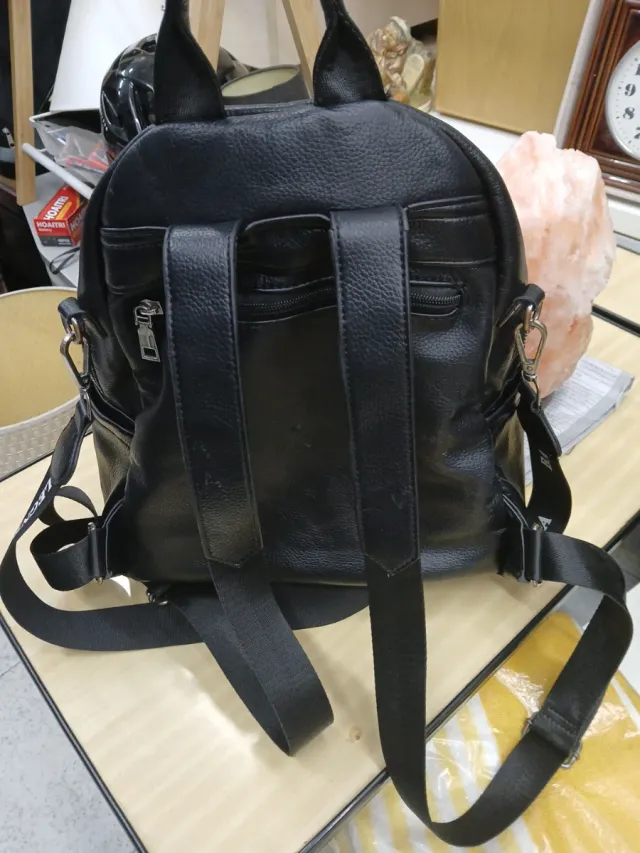 Mochila negra cuero sintético