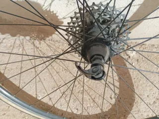 Rueda de carretera con piñonera