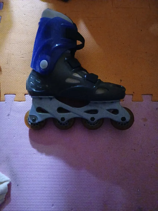 Patinete en línea azul y negro