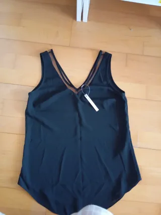 Blusa ASOS negra con escote en V y transparencias