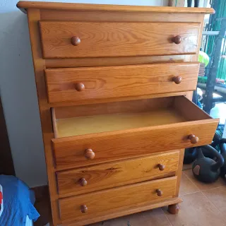 Cómoda de madera con 5 cajones