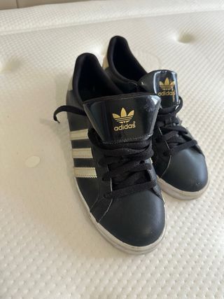 Adidas Zapatillas Negras y Doradas