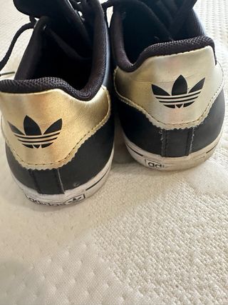 Adidas Zapatillas Negras y Doradas