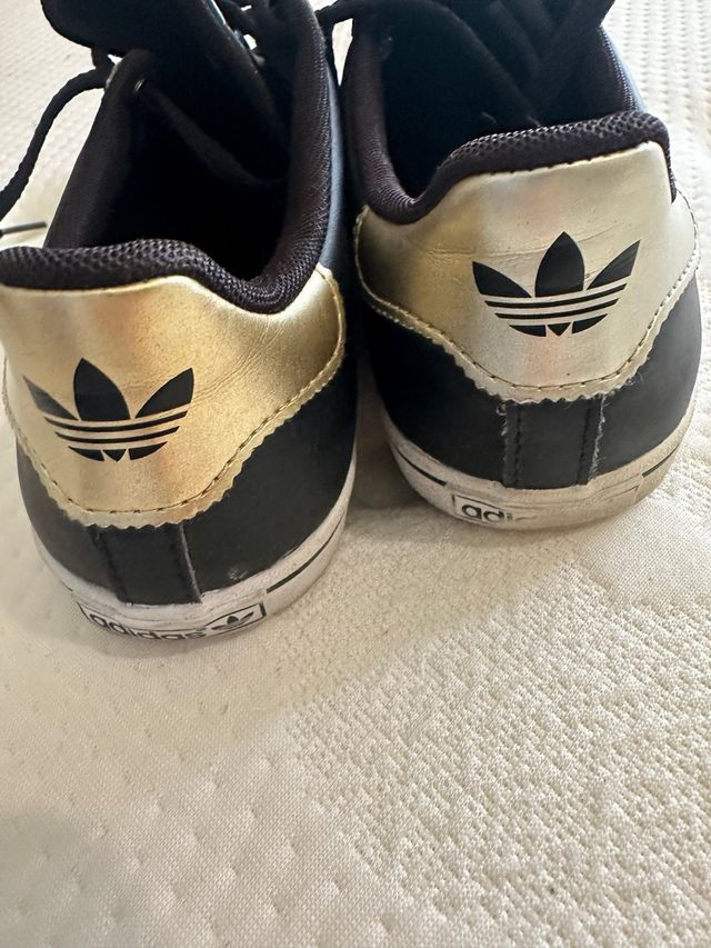 Adidas Zapatillas Negras y Doradas