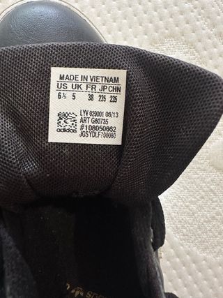 Adidas Zapatillas Negras y Doradas