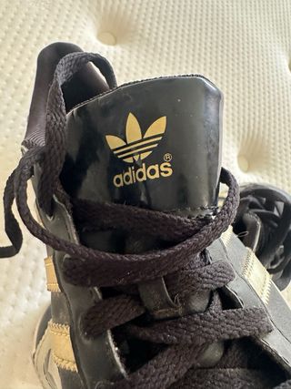 Adidas Zapatillas Negras y Doradas