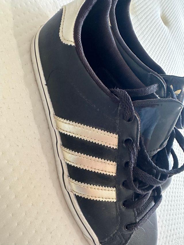 Adidas Zapatillas Negras y Doradas