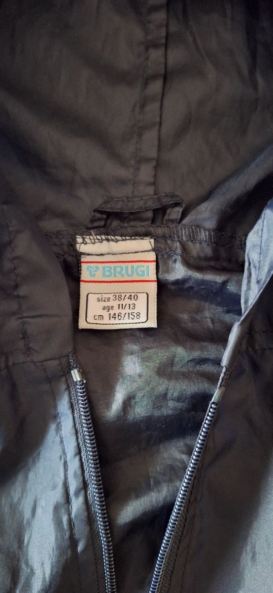 Giubbino antivento modello K-Way 