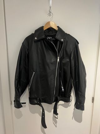 Chaqueta efecto piel Zara negra