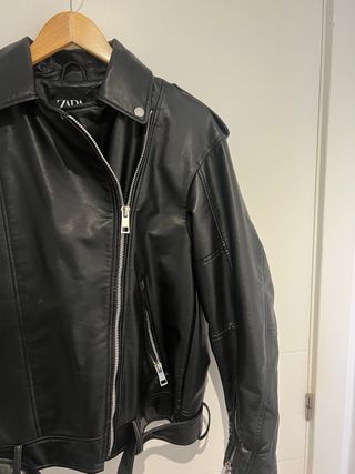 Chaqueta efecto piel Zara negra