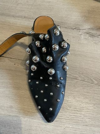 Sandalias negras con tachuelas plateadas