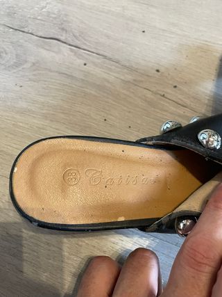 Sandalias negras con tachuelas plateadas