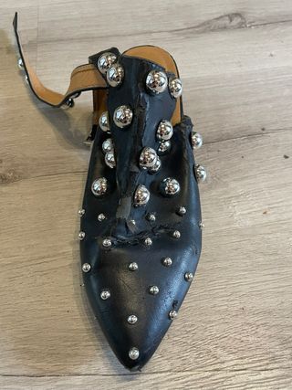 Sandalias negras con tachuelas plateadas